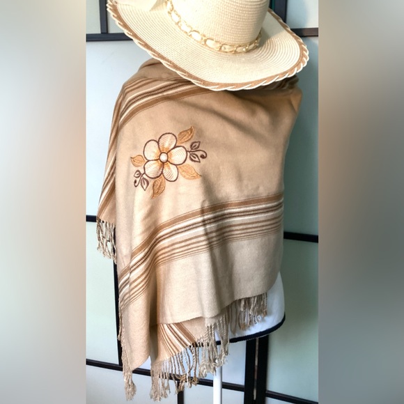 Embroidered scarf with fringes. - Picture 4 of 6